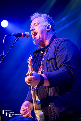 Stevie Nimmo on guitar & vocals