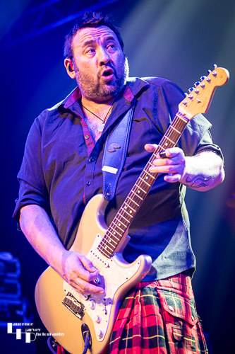 Alan Nimmo on guitar & vocals