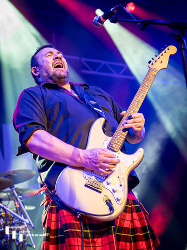 Alan Nimmo on guitar & vocals