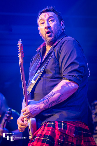 Alan Nimmo on guitar & vocals