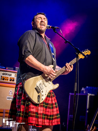 Alan Nimmo on guitar & vocals