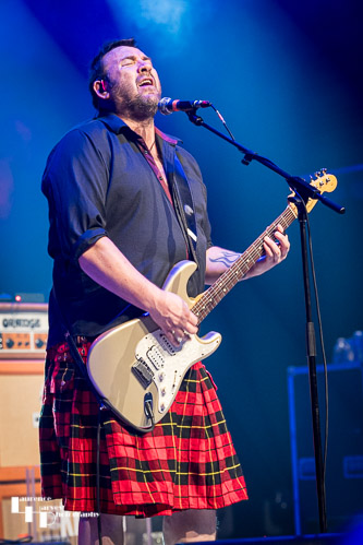 Alan Nimmo on guitar & vocals