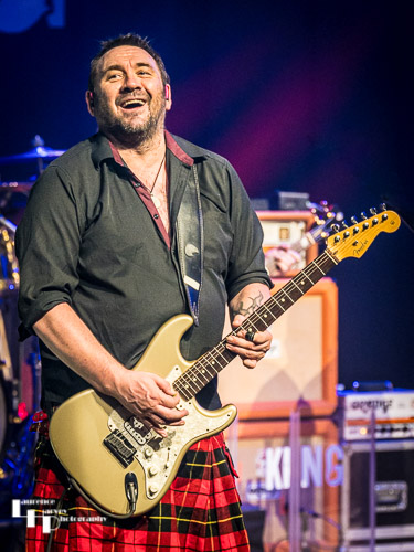 Alan Nimmo on guitar & vocals