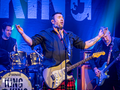 Alan Nimmo on guitar & vocals