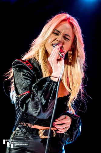 Laura Evans on vocals