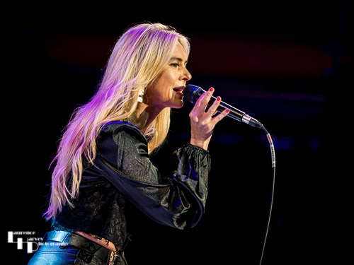 Laura Evans on vocals