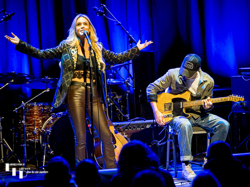 Laura Evans on vocals, Jake Loosemore on  guitar