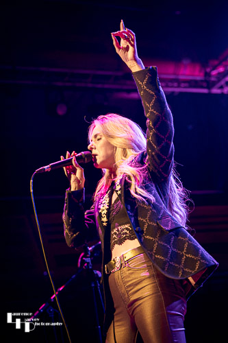 Laura Evans on vocals