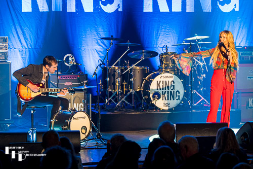 Laura Evans on vocals, Joe Hazell on guitar