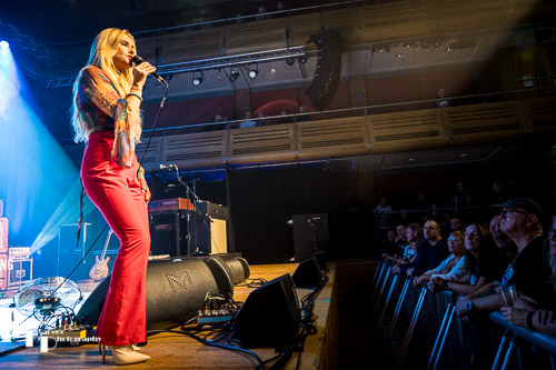 Laura Evans on vocals