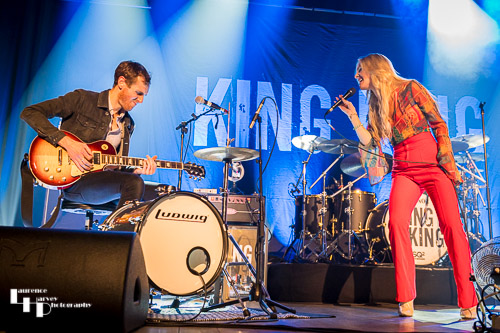 Laura Evans on vocals, Joe Hazell on guitar