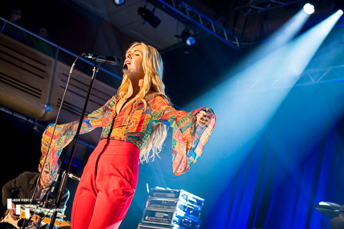 Laura Evans on vocals