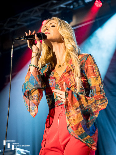 Laura Evans on vocals