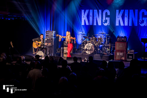 Laura Evans on vocals, Joe Hazell on guitar