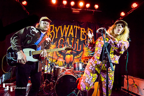 Lauren Housley & Thomas Dibb on vocals & guitar