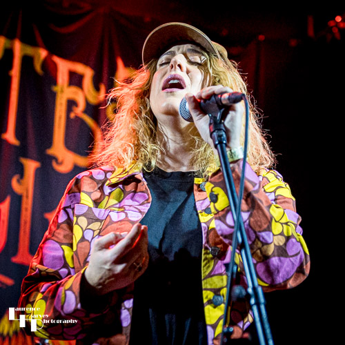 Lauren Housley on vocals & guitar