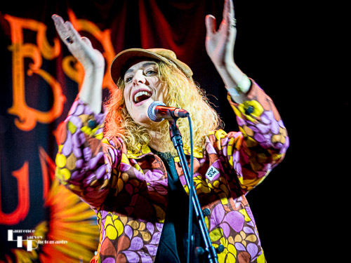 Lauren Housley on vocals & guitar