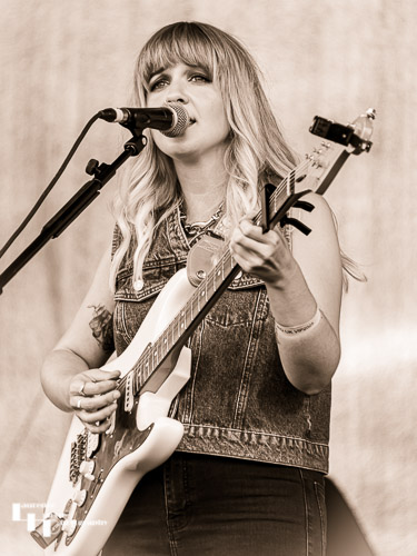 Lianne Kaye on vocals & guitar