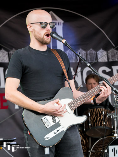 Simon West on guitar & vocals