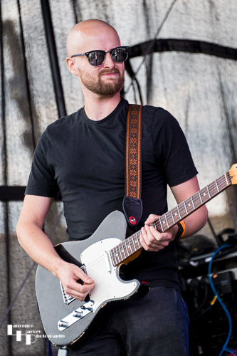 Simon West on guitar & vocals