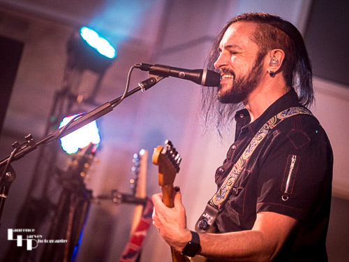 Simon De Souza on vocals & guitar