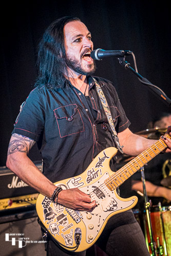 Simon De Souza on vocals & guitar