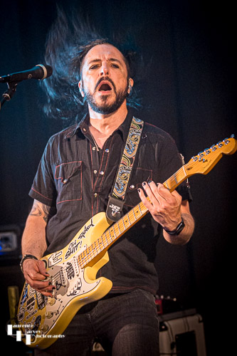 Simon De Souza on vocals & guitar