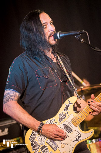 Simon De Souza on vocals & guitar