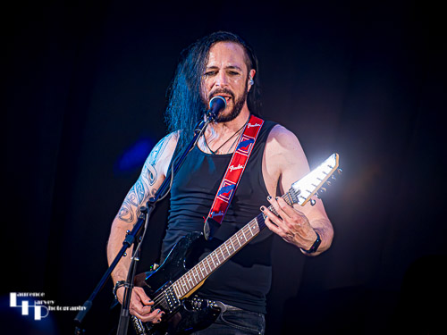 Simon De Souza on vocals & guitar