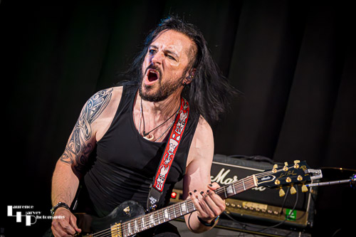 Simon De Souza on vocals & guitar