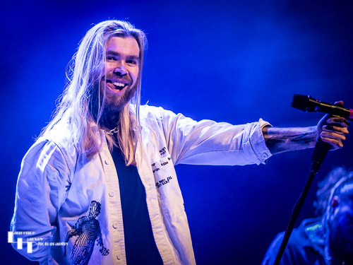 Leon Hunter on vocals