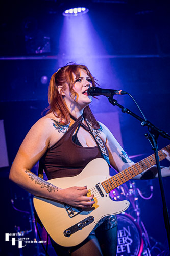 Lorna Lynne on vocals & guitar