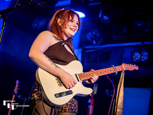 Lorna Lynne on vocals & guitar