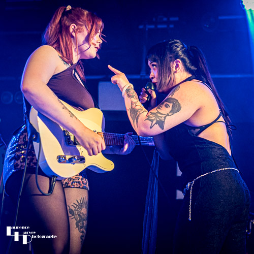 Belly Rachel & Lorna Lynne on vocals & guitar