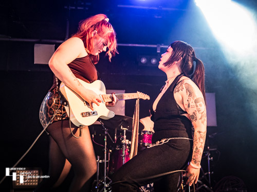 Belly Rachel & Lorna Lynne on vocals & guitar