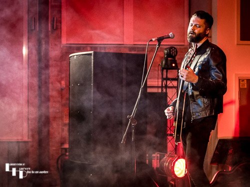 Ross Harding on vocals & guitar