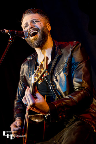 Ross Harding on vocals & guitar