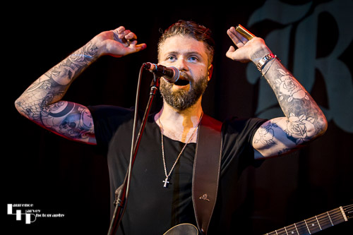 Ross Harding on vocals & guitar