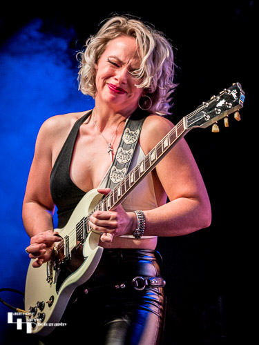 Samantha Fish on vocals & guitar