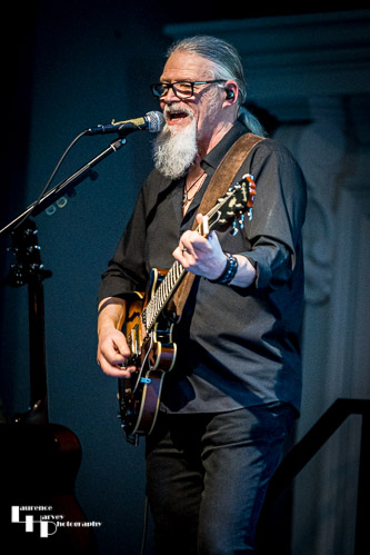 Mike G on rhythm guitar