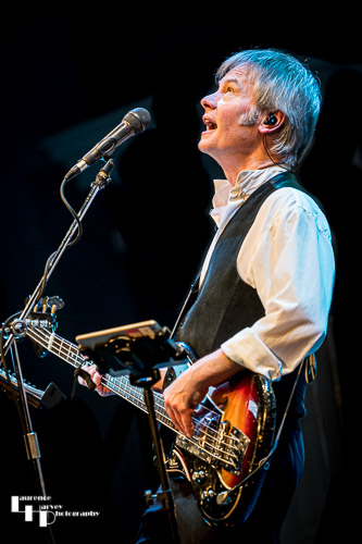 Jerry Langfield on lead vocals & bass