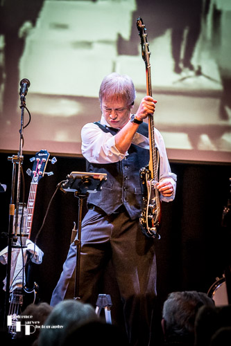 Jerry Langfield on lead vocals & bass