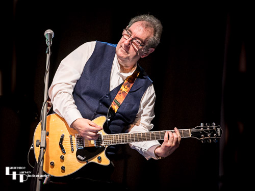 Alan Jenkins on lead guitar