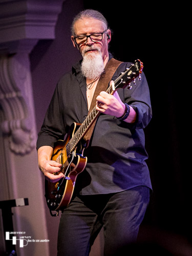 Mike G on rhythm guitar