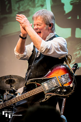 Jerry Langfield on lead vocals & bass