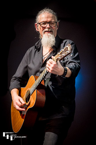 Mike G on rhythm guitar