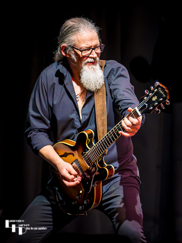 Mike G on rhythm guitar