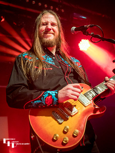 Derrick Shipp on lead guitar