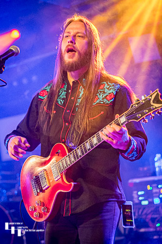 Derrick Shipp on lead guitar