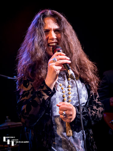 Sari Schorr on vocals